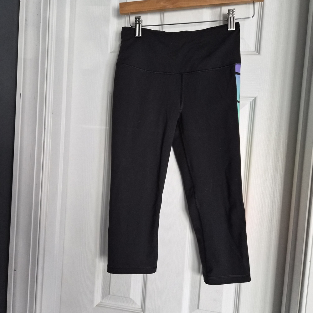 ​Set‎ of 2 Victoria’s Secret VSX Knockout Capri Leggings - Rainbow & White